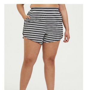 Torrid black and white stripe board short 🌵🌊🖤🤍